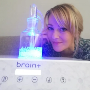 Airnergy-Kundenberatung-Melanie-Koenigseder-mit-brain-Vitalisator-300x300