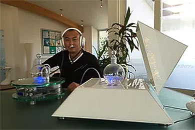 Chi-Stream, Licht, Energie fuer Zellen,Energie für Zellen mit Airnergy HS Stream Foto: Dr. Chi mit Stream, Energie fuer Zellen mit Airnergy HS Stream