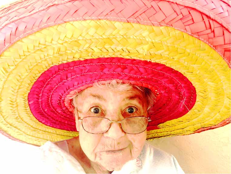 Energie fuer Zellen, Longevity, Atem-Therapie, Sonnenenergie Foto: vitale ältere Dame, Energie fuer Zellen, Longevity, Atem-Therapie