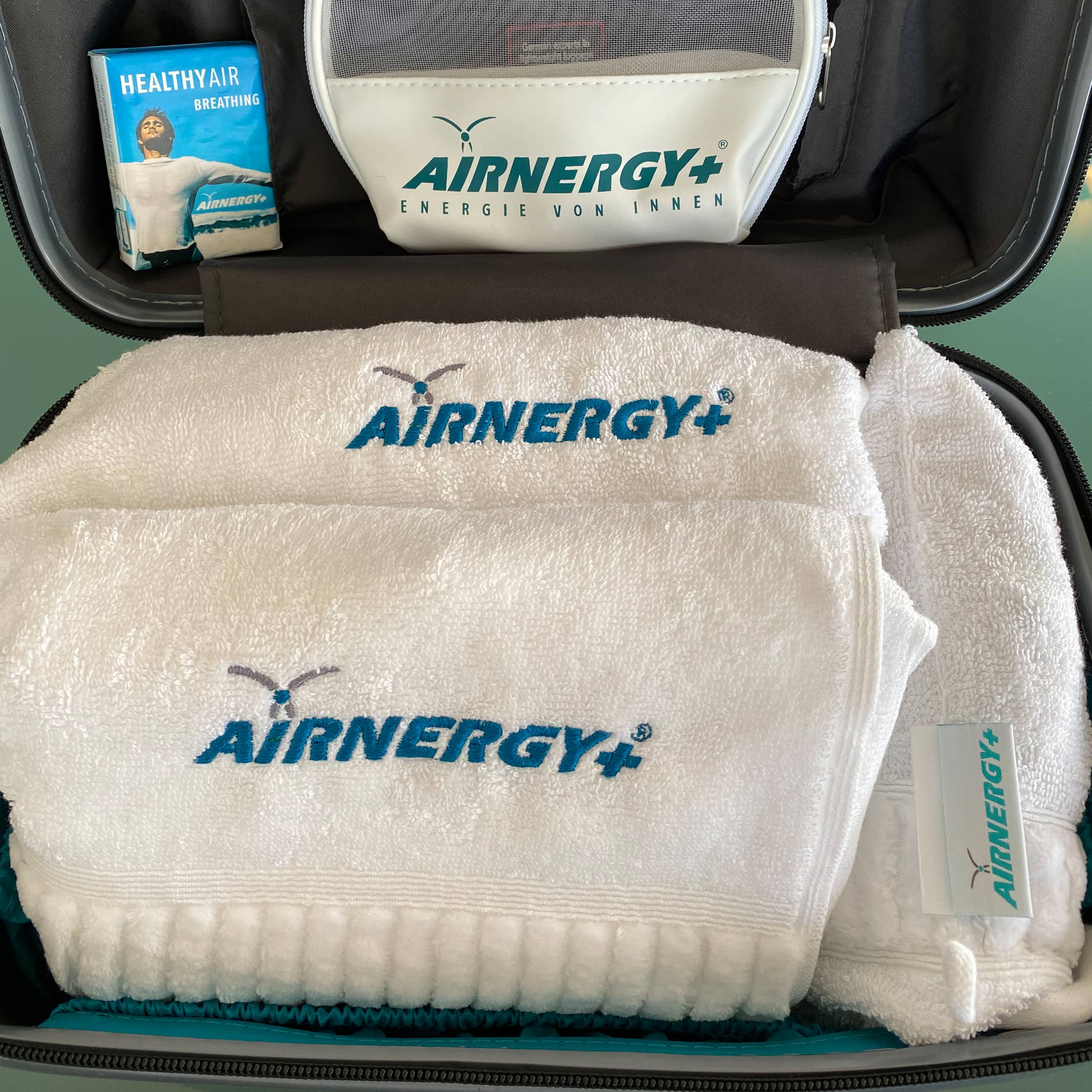 AIRNERGY Little Atmos and accessories in suitcase