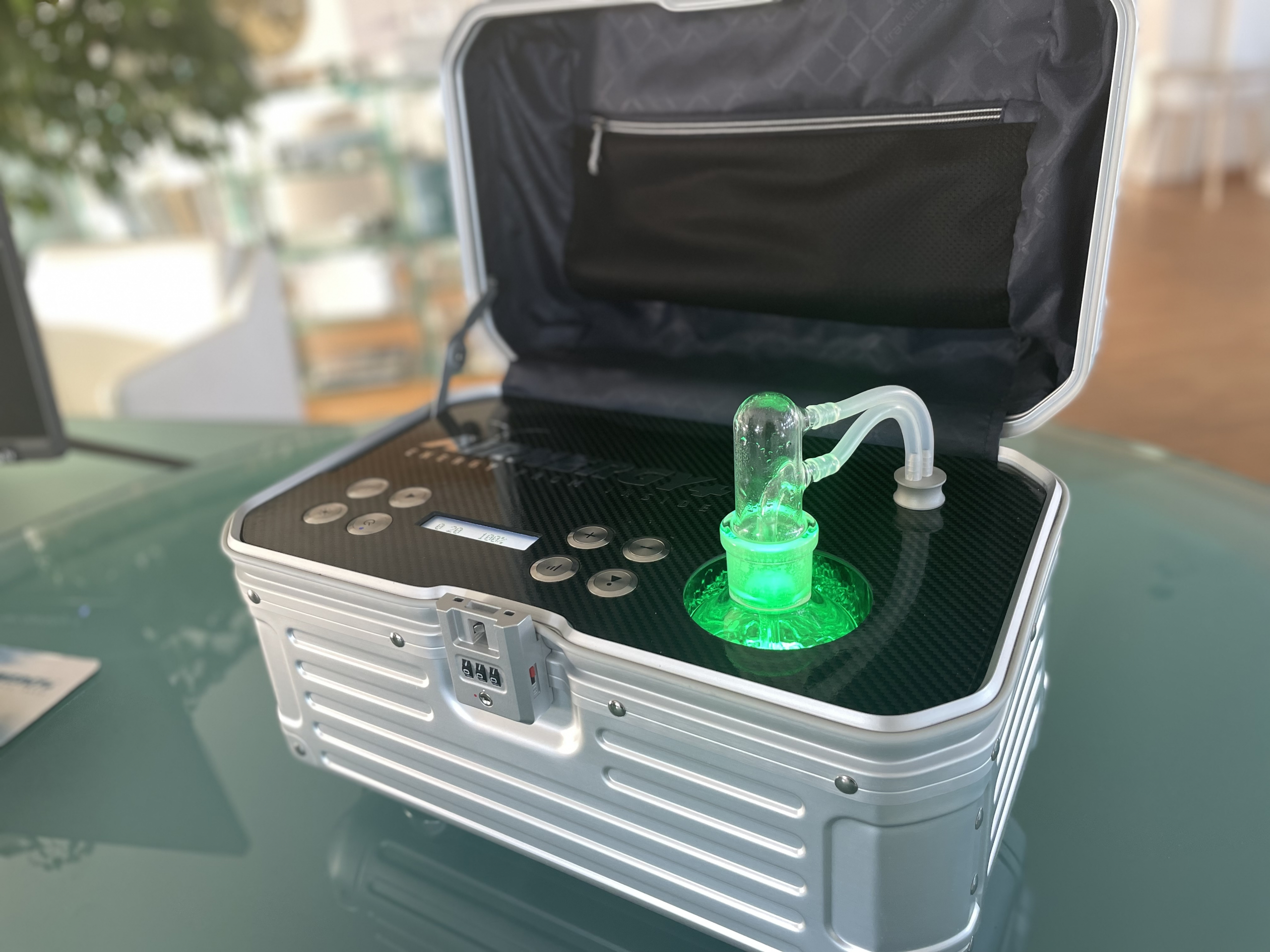 Airnergy TravelPlus mobiler Waldluftgenerator im Koffer - silver - Ambientelicht Farbtherapie