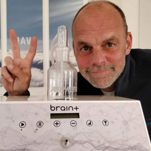Airnergy Gründer und Geschäftsführer Guido Bierther mit Brain+ Vitalisator
