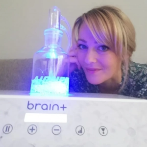 Airnergy Kundenberaterin Melanie Königseder mit brain+ Vitalisator